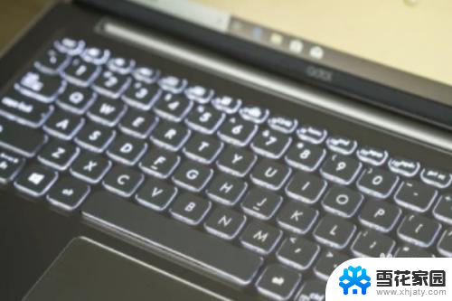 华硕笔记本电脑如何让键盘亮起来 华硕键盘背光灯如何调节亮度